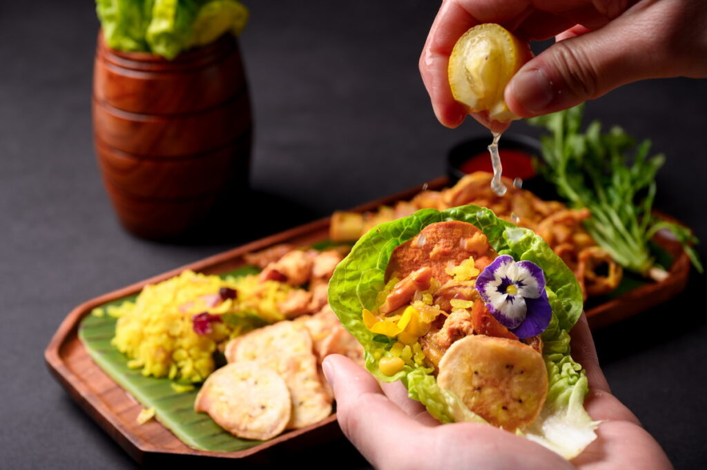炸蔬菜拼盤以生菜葉包裹就食滿口馨香