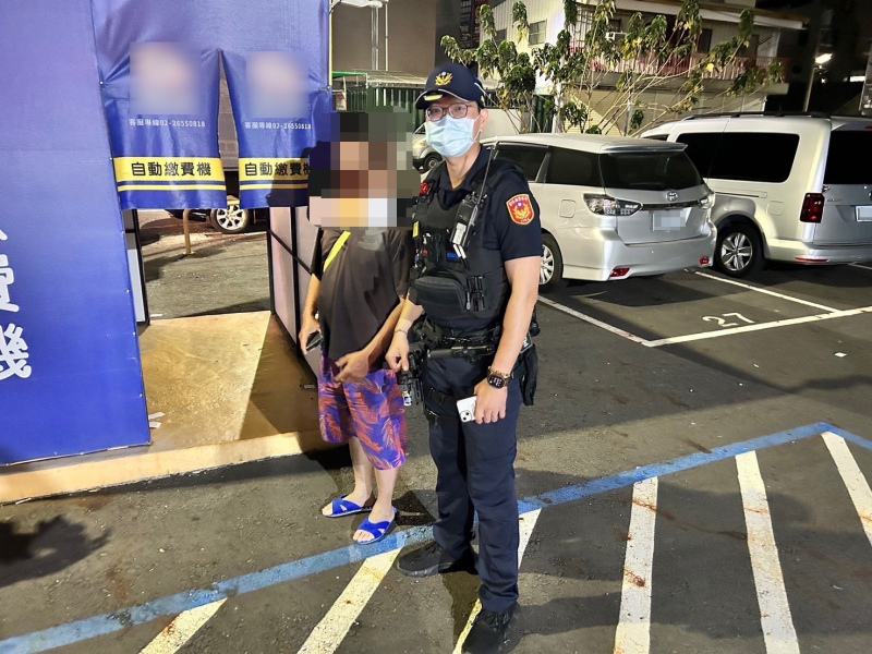 現金無法支付停車費動彈不得 見巡警立即趨前求助