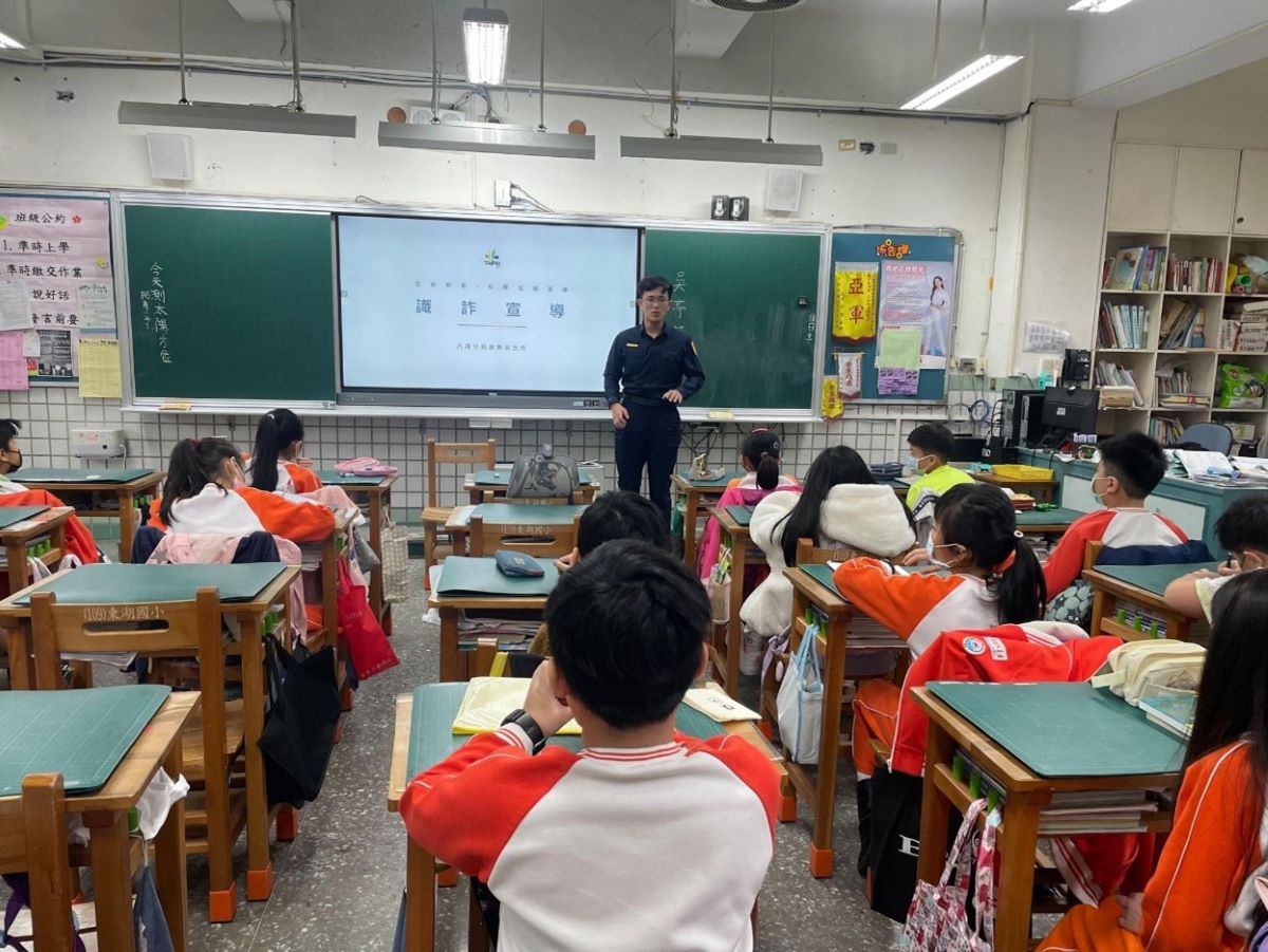 康樂派出所所長賴何杰進行反詐宣導。(記者薛秀蓮翻攝)