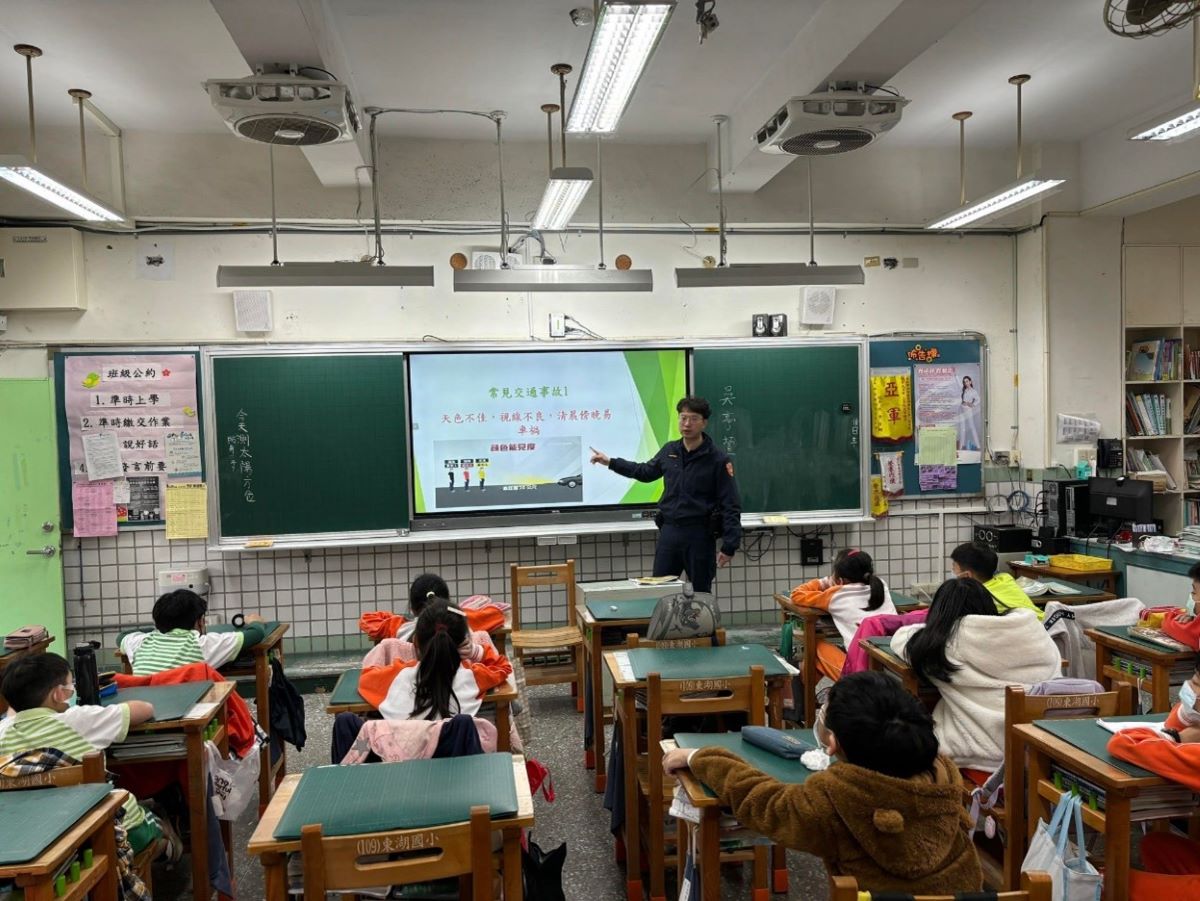 康樂派出所警員吳承翰宣導交通安全。(記者薛秀蓮翻攝)