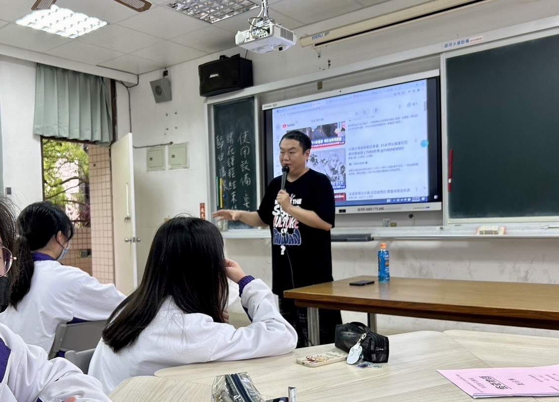 兩個小時的講座讓人欲罷不能,學生除了對墓園觀察有更多的實務理解外,對於演藝活動的安排經驗更有珍貴的探索。 (圖/看你老墓提供)