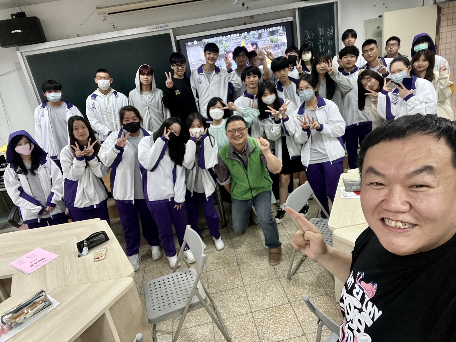 「看你老墓」頻道主持人司徒娃娃以帶著歷史緬懷的角度,帶領學生欣賞近代名人在現世殞落後的入土歸處。 (圖/看你老墓提供)