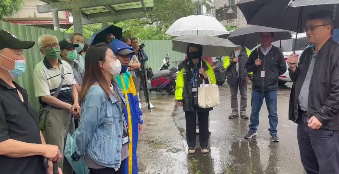 北市西湖里里民長期受鴿糞肆虐,議員何孟樺邀環保局前往會勘尋求解決之道。(記者張欽翻攝)