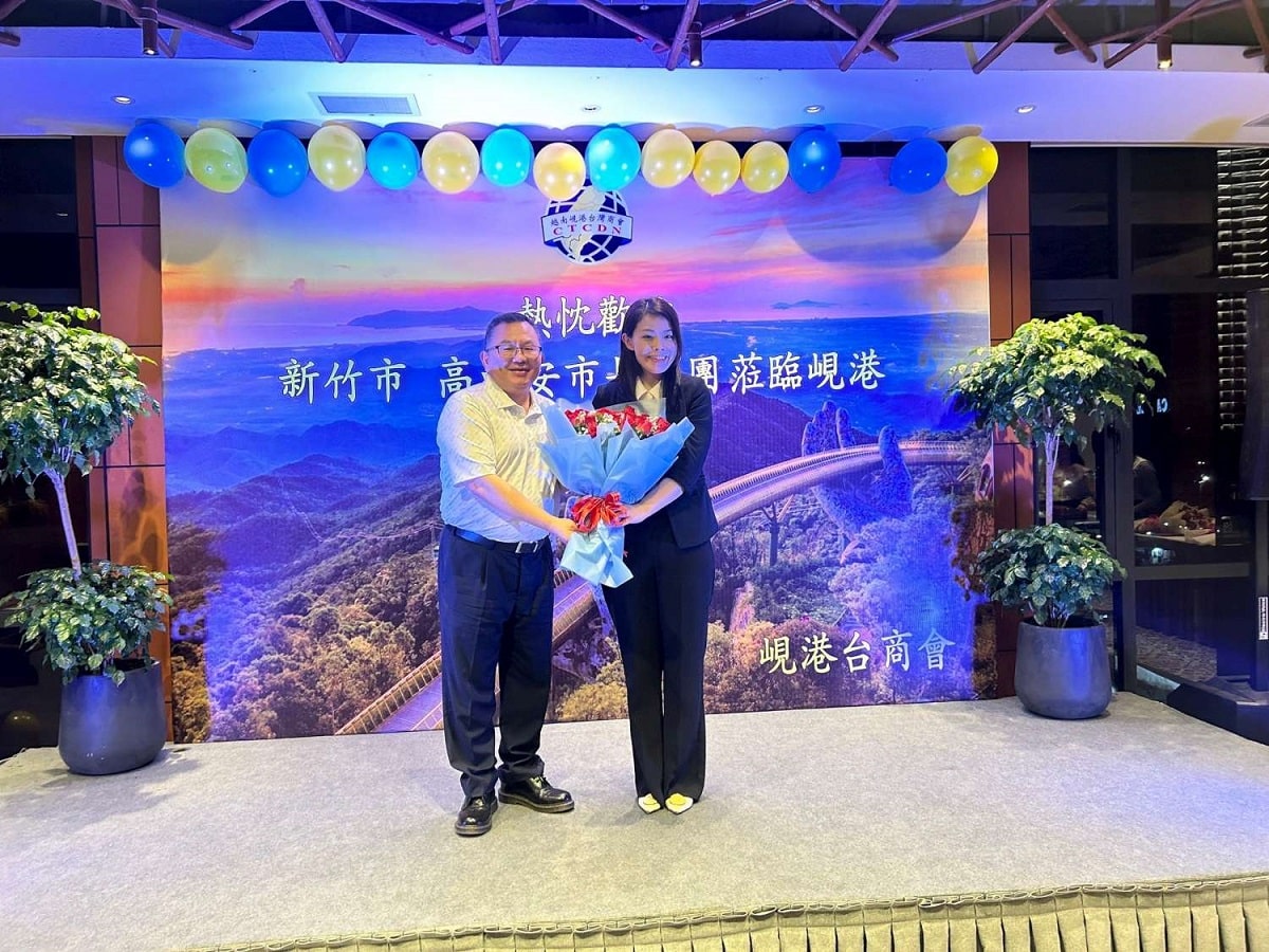 ▲僑委會僑務委員洪志華代表向高市長獻花,表達越南台商熱烈歡迎之意。