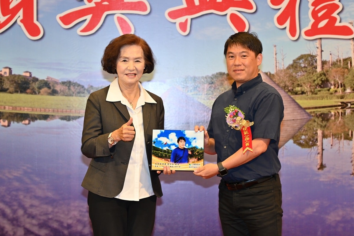 ▲模範公務人員廖政彥科長接受表揚。