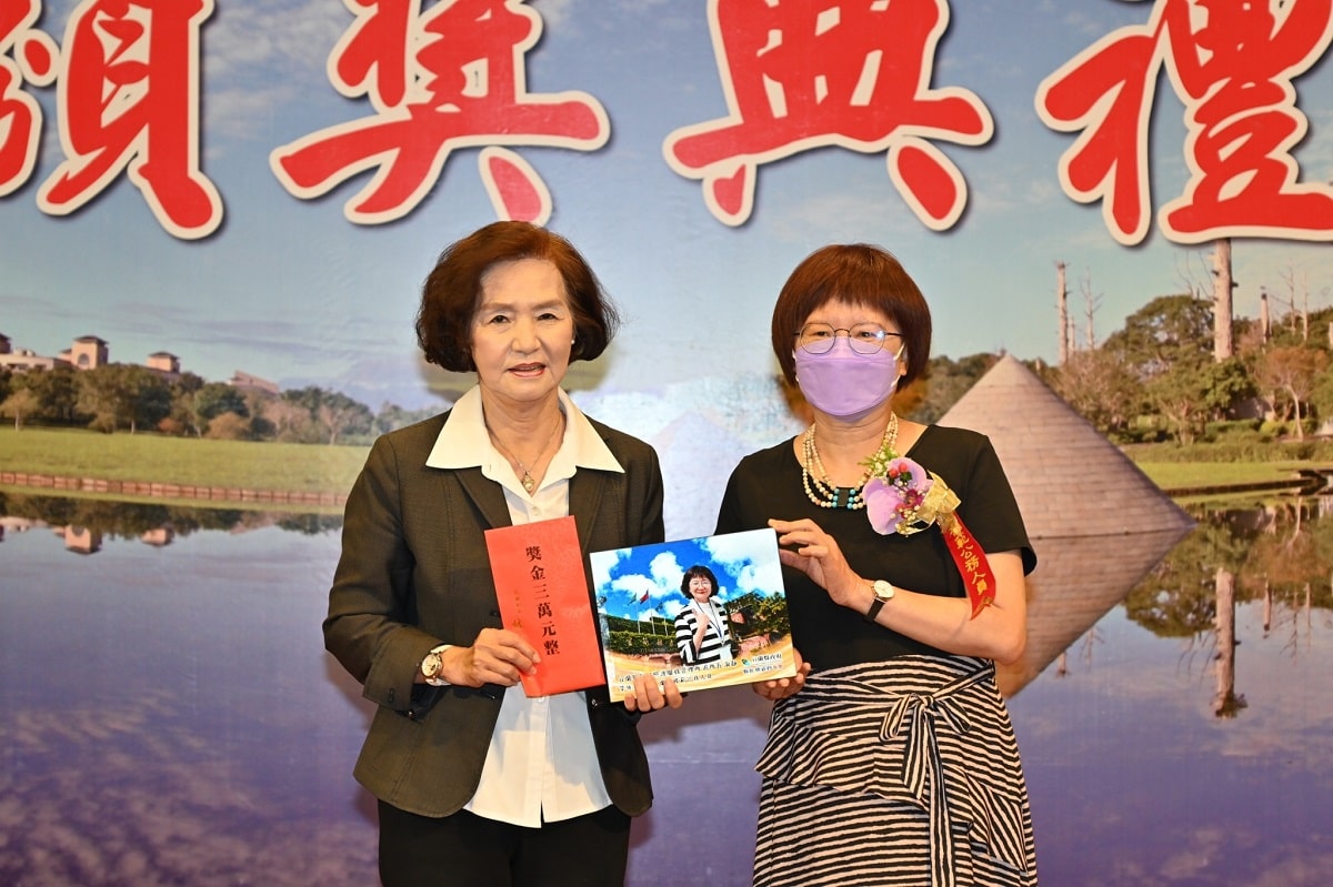 ▲模範公務人員游淑靜所長接受表揚。