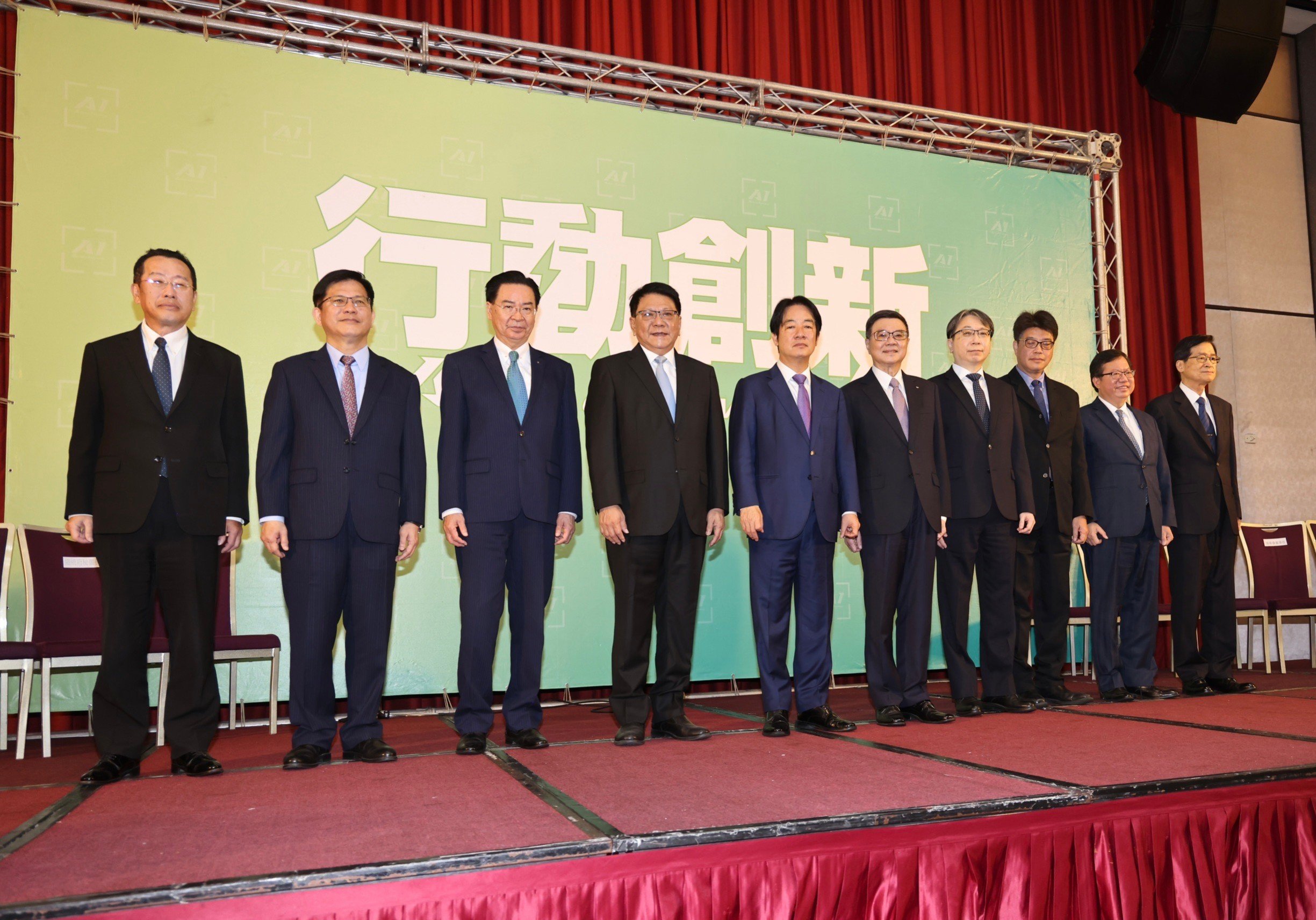 賴清德宣布8位國安首長人事。國防部長顧立雄(左一)、外交部長林佳龍(左二)、國安會秘書長吳釗燮(左三)、總統府秘書長(左四)、國安局長蔡明彥(右四)、陸委會主委邱垂正(右三)、海基會董事長鄭文燦(右二)、退輔會主委嚴德發(右一) 。 林啟弘攝