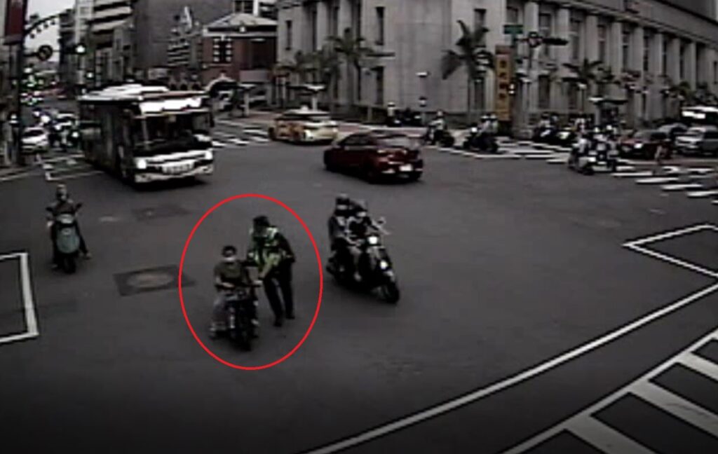 ▲圖說：雷姓婦人騎乘的身障電動車突然沒電，直接卡在車水馬龍的車陣中 （圖／台中市政府提供）
