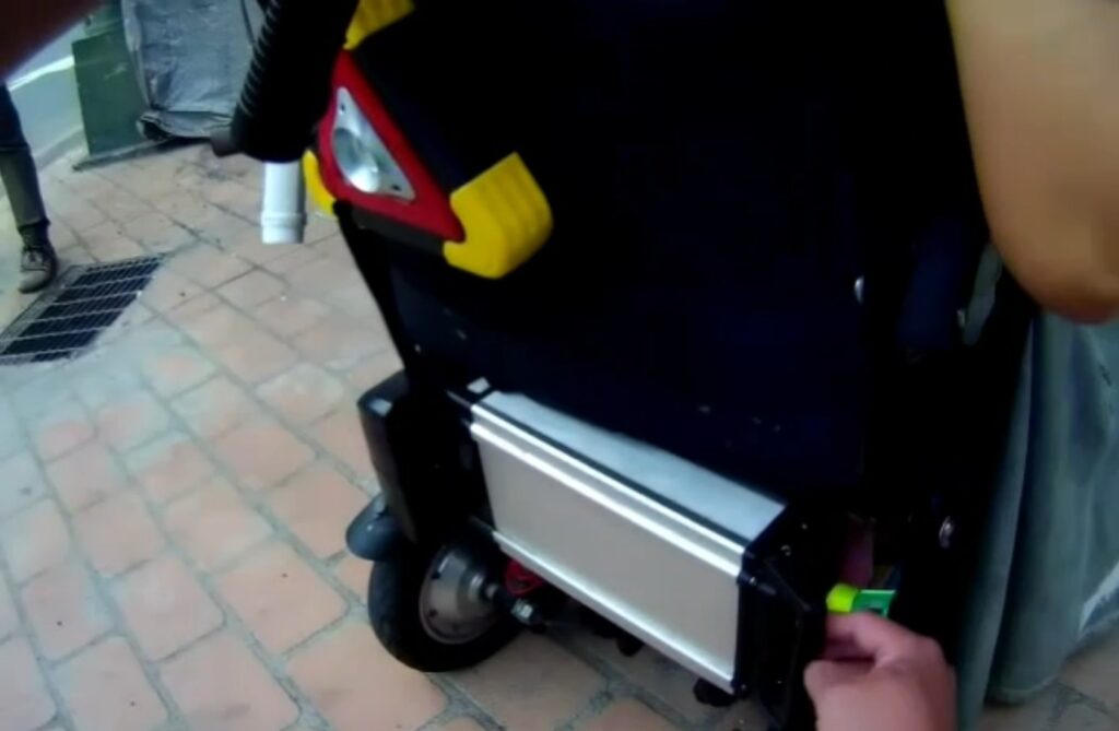 ▲圖說：員警先將身障電動車推至路邊後，立即動手更換電池             （圖／台中市政府提供）