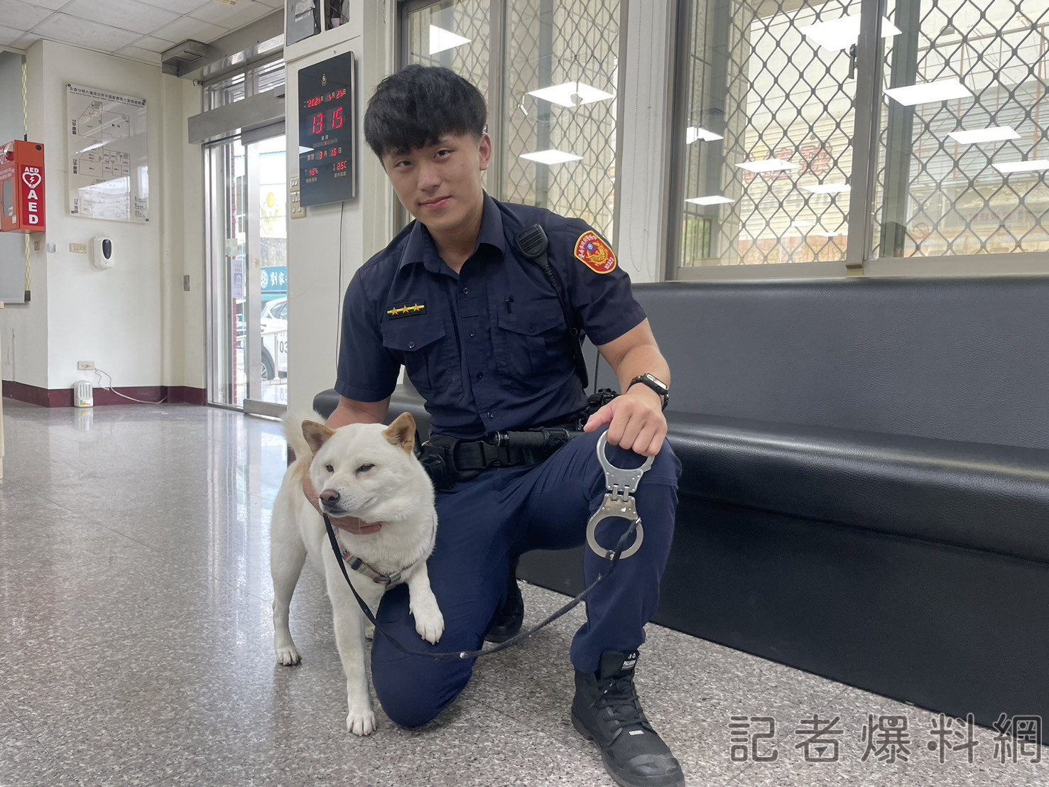 ▲台南永康分局大灣派出所陳姓員警與白柴拍攝「走失照」，網友瞬間歪樓：「我走失了」。（圖／永康分局提供）