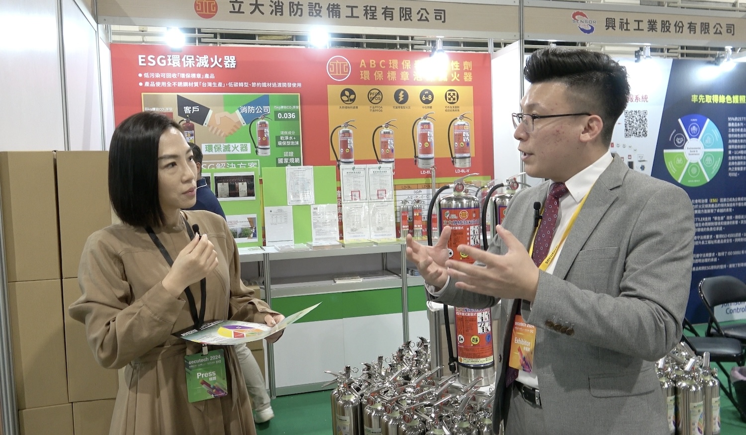 今時科技業務總監馬廷軒進一步帶著《Focus聚焦誌》總編輯鄭莉穎實際走訪ESG館，多家企業在環境和安全領域的解決方案，透過實際參訪，客觀評估可落地真正能執行的ESG解方成為關鍵