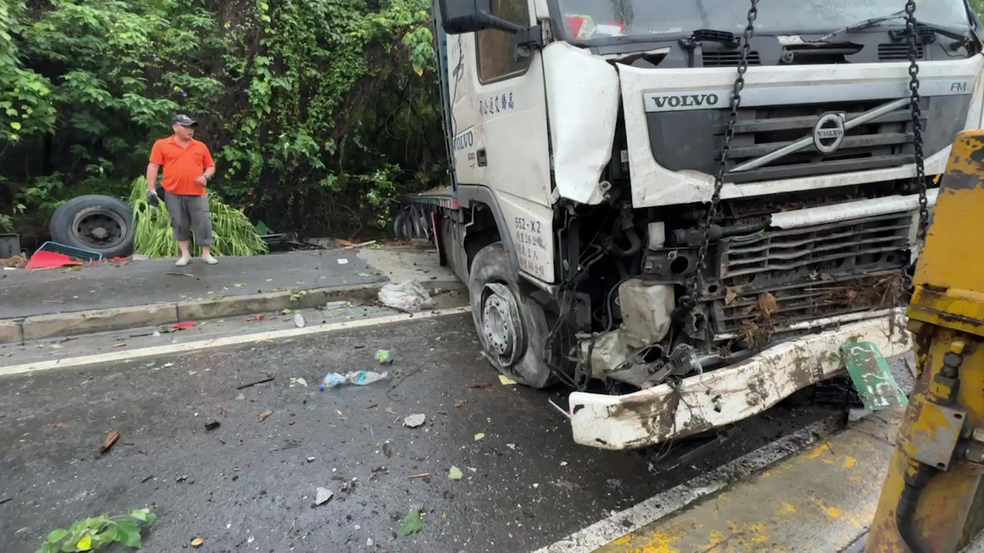 台74甲線彰化市東外環道發生聯結車自撞事故，車頭全毀、輪胎也噴飛，路旁變電箱、路樹、護欄都被撞得嚴重毀損，司機彈出墜路邊草地。（警方提供）