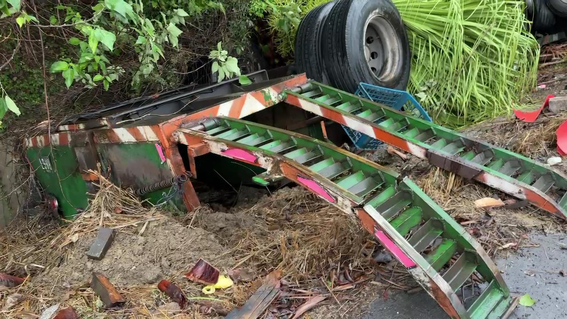 台74甲線彰化市東外環道發生聯結車自撞事故，車頭全毀、輪胎也噴飛，路旁變電箱、路樹、護欄都被撞得嚴重毀損，司機彈出墜路邊草地。（警方提供）