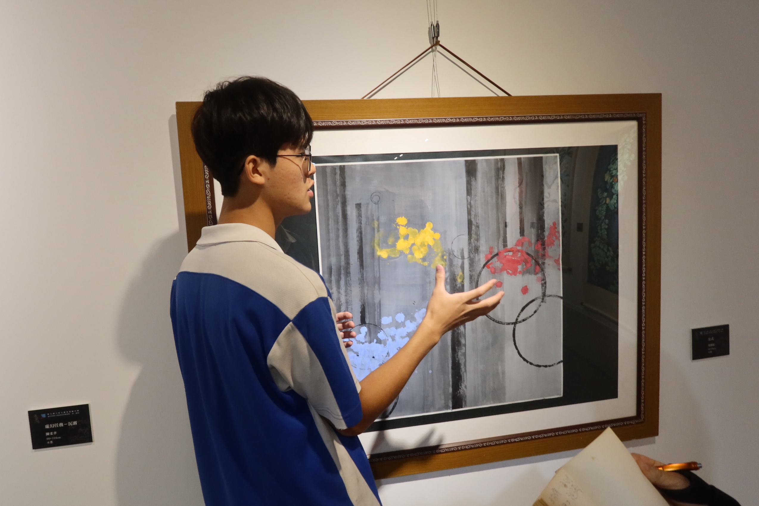 ▲彰化藝術高中美術班辦理畢業展「異．藝域」，15位同學運用不同的媒材，呈現出各自獨特的創作風貌。（記者張溎壕攝）