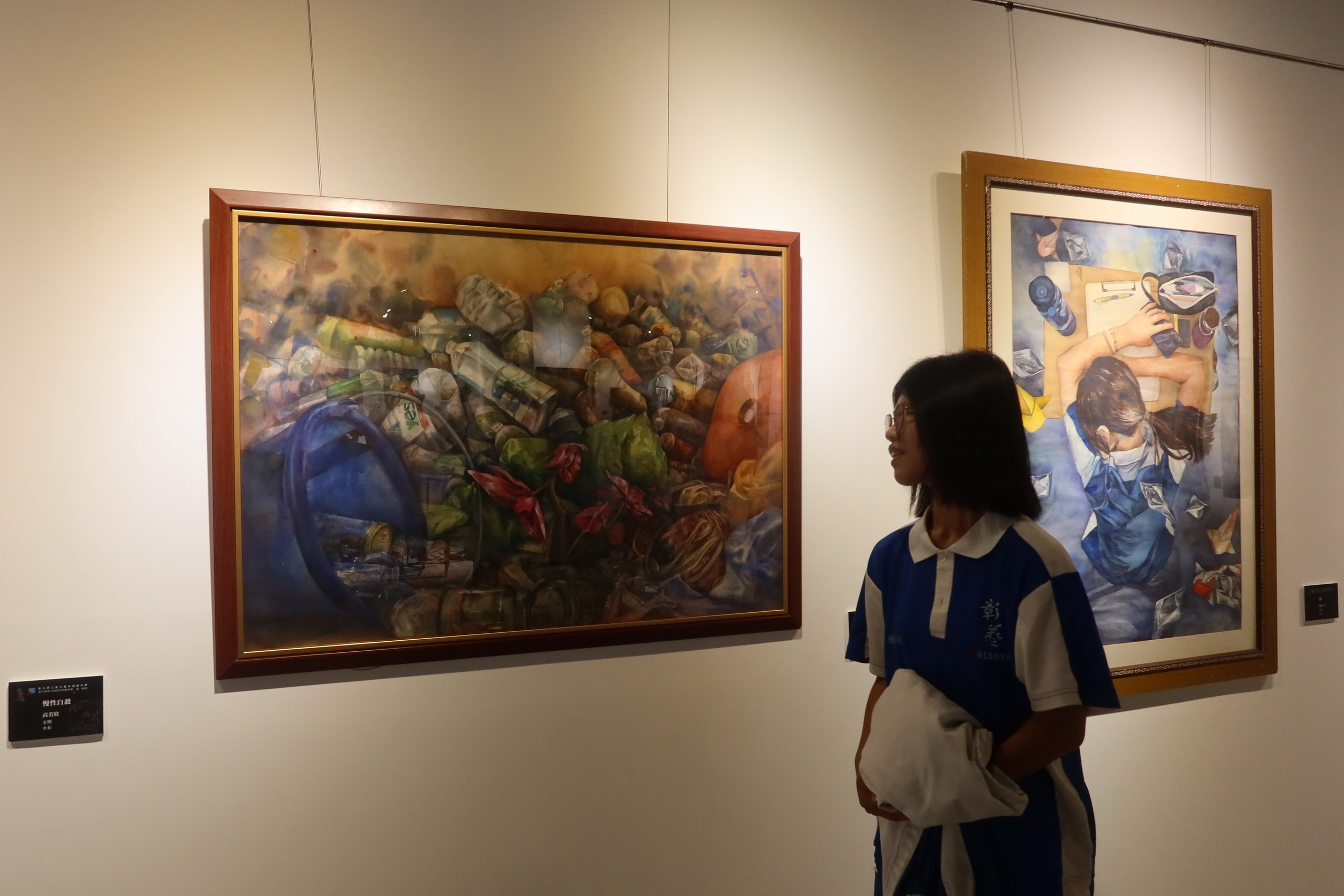 ▲彰化藝術高中美術班辦理畢業展「異．藝域」，15位同學運用不同的媒材，呈現出各自獨特的創作風貌。（記者張溎壕攝）