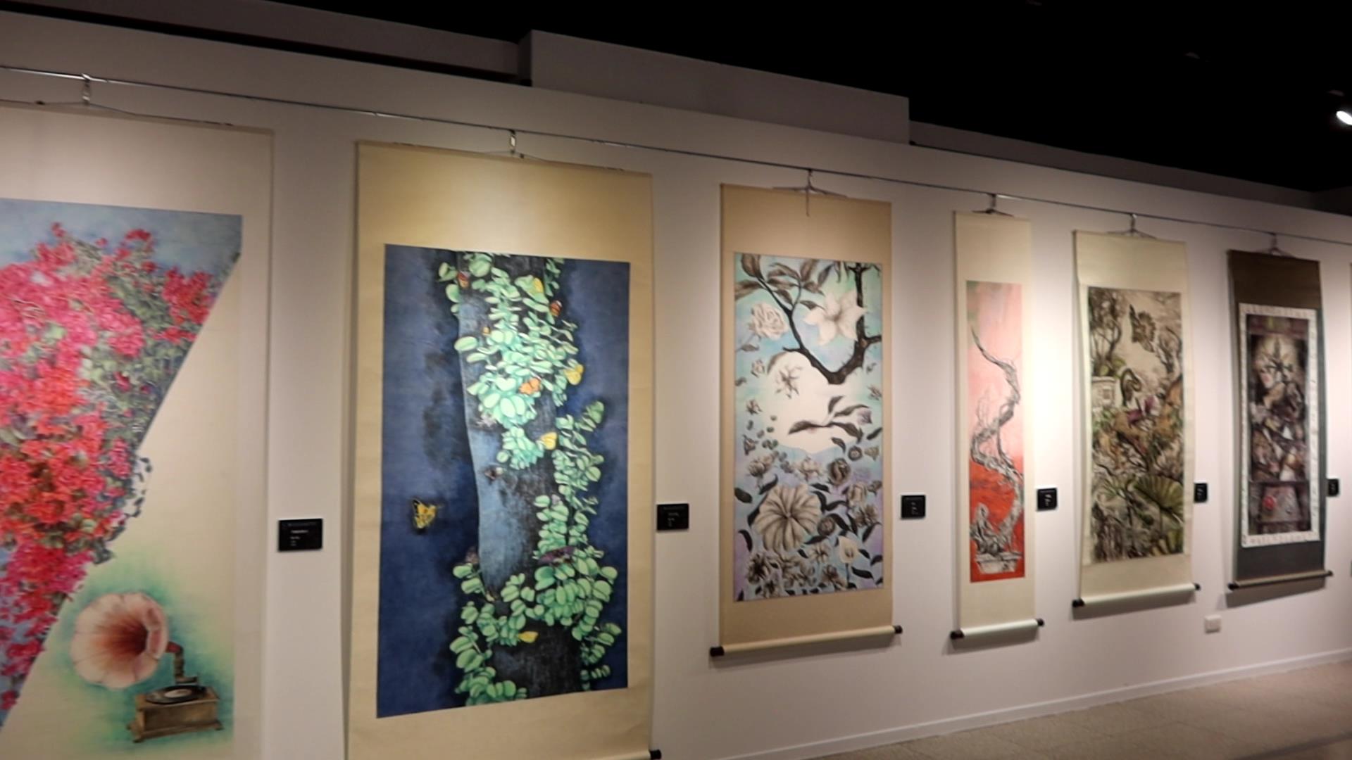 ▲彰化藝術高中美術班辦理畢業展「異．藝域」，15位同學運用不同的媒材，呈現出各自獨特的創作風貌。（記者張溎壕攝）