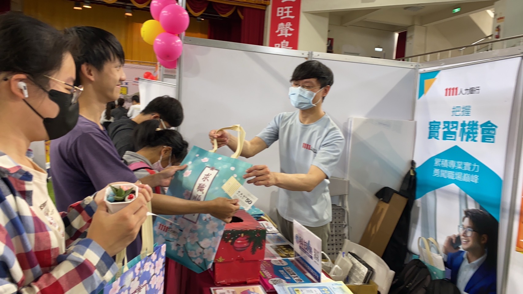 ▲建國科技大學舉辦「五創領航×就業翱翔」校園徵才活動，共有56家企業參與，提供上萬個以上的職缺，為學生打開了廣闊的職業發展之門。（記者張溎壕攝）