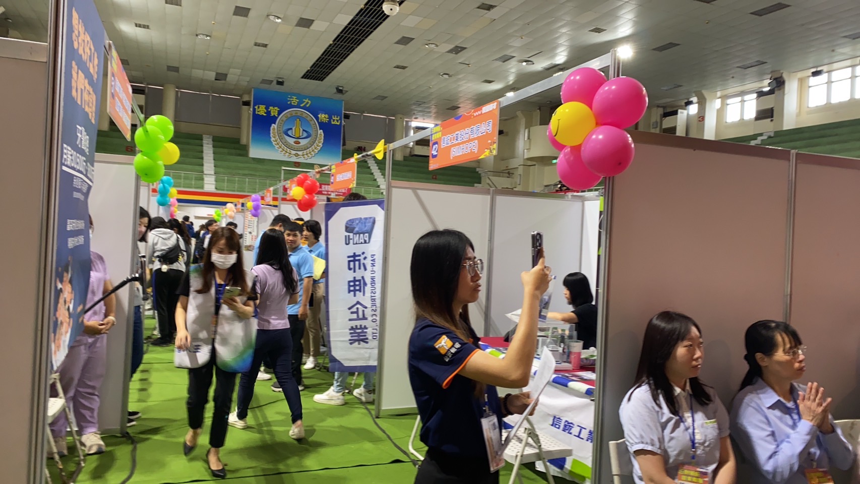 ▲建國科技大學舉辦「五創領航×就業翱翔」校園徵才活動，共有56家企業參與，提供上萬個以上的職缺，為學生打開了廣闊的職業發展之門。（記者張溎壕攝）