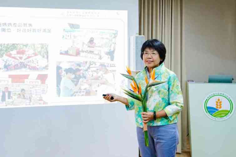 ▲楊宏瑛場長簡報，介紹「春暖花開 花現臺中場」食農&綠療推廣暨開放日活動。（記者林明佑翻攝）