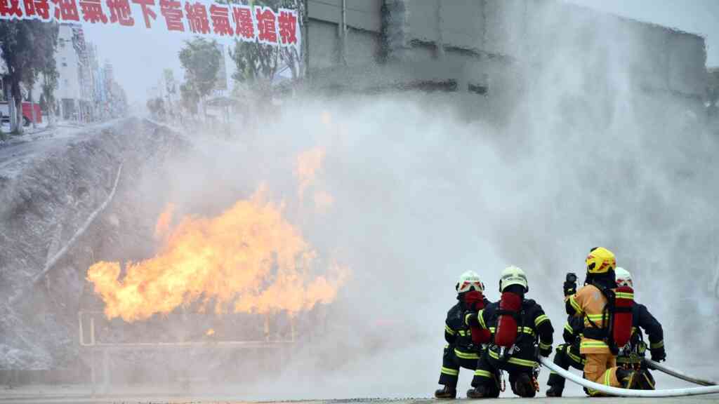 ▲彰化縣民安10號演習進行瓦斯氣爆搶救演練。(記者林明佑翻攝)