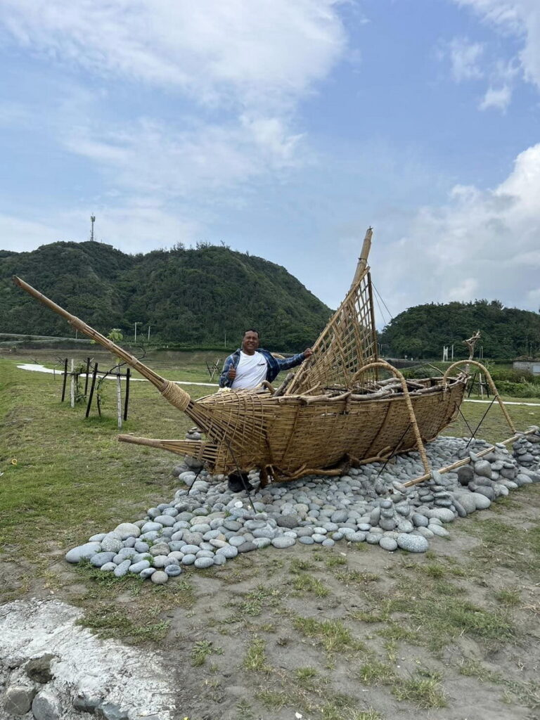印尼籍的艾·馬爹·蘇卡拉灣及其作品。