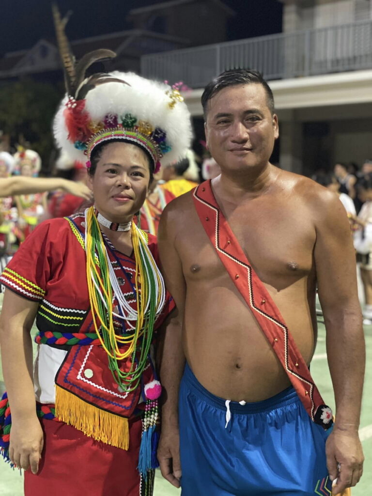 來自屏東的港口部落的地主隊藝術家Apo’陳昭興與王亭婷。