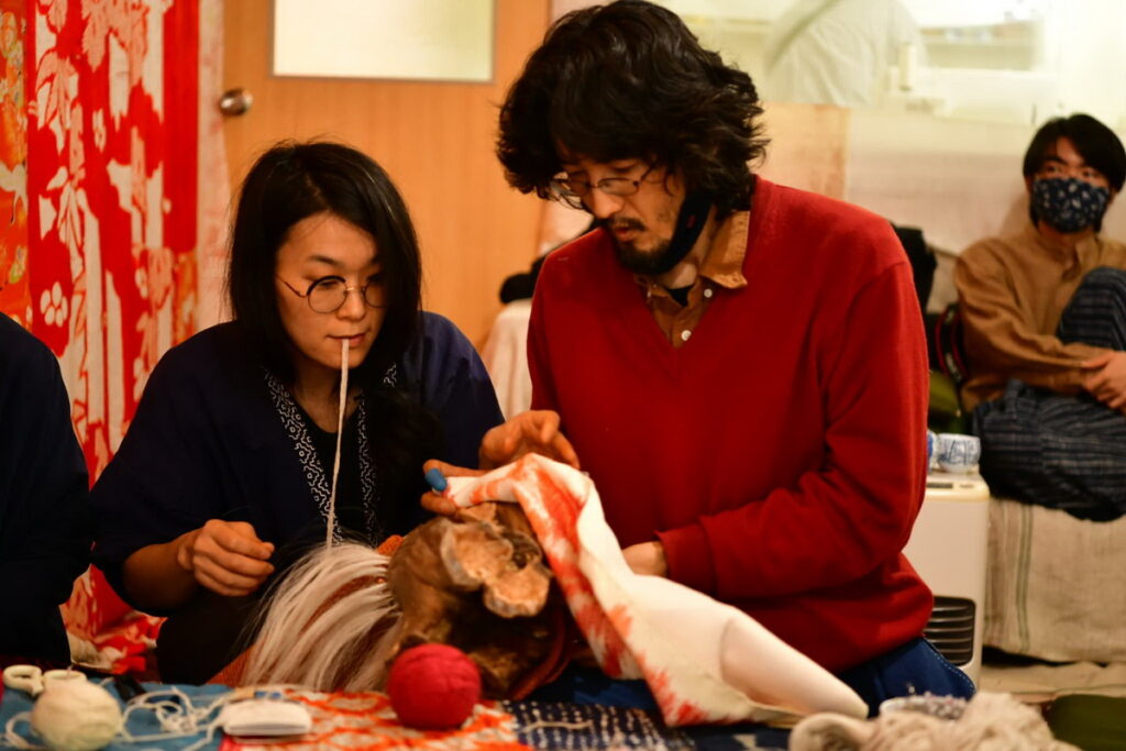 日本籍的杉原信幸與中村綾花作品製作中。
