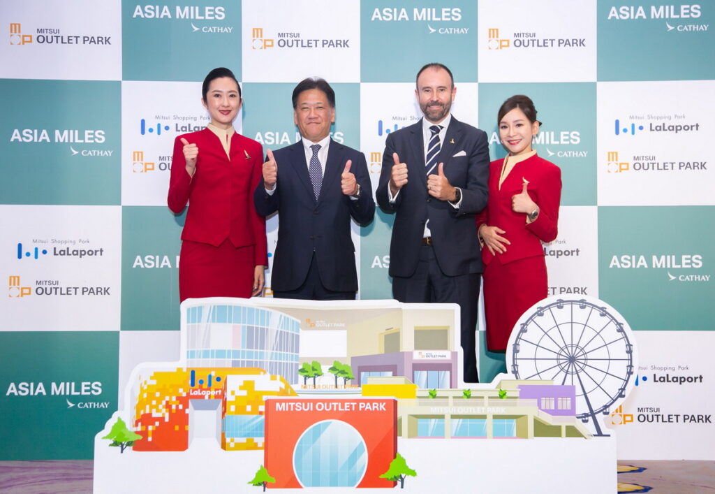 「國泰 亞洲萬里通」為全球會員擴充集哩場景，正式攜手台灣三井MITSUI OUTLET PARK、Mitsui Shopping Park LaLaport 結盟，插旗地區包含林口、台中、台南。（左起：台灣三井不動產股份有限公司董事長久一康洋、國泰航空顧客時尚生活董事兼「國泰 亞洲萬里通」行政總裁施愷民）