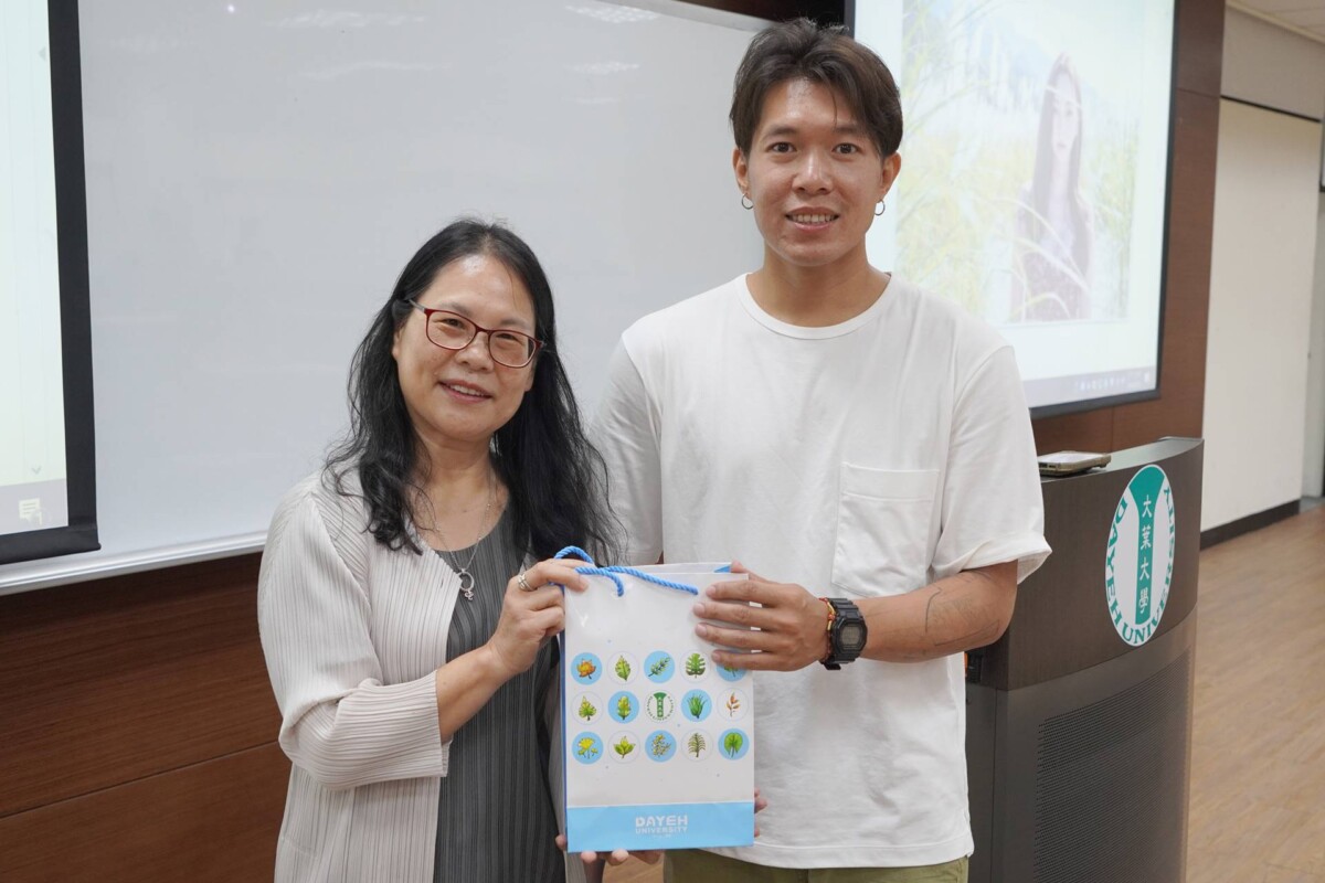 ▲大葉大學休閒系林淑芬主任(左)致贈紀念品,感謝吳夏天(右)蒞校演講。(大葉大學提供)