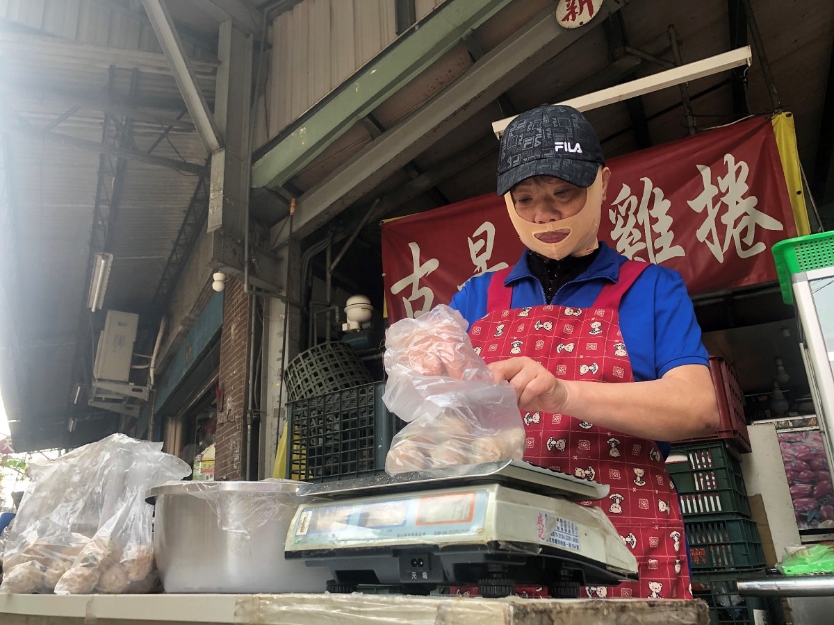 ▲張大姐在陽光陪伴與協助下,盼趕快自立生活。