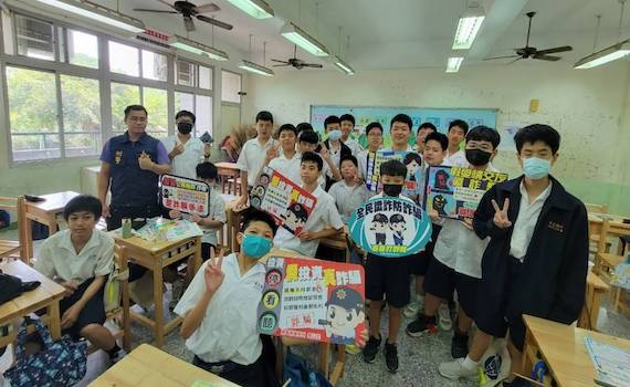 嘉縣朴子警分局宣導反毒詐 再「入班入校」強化學子防衛意識