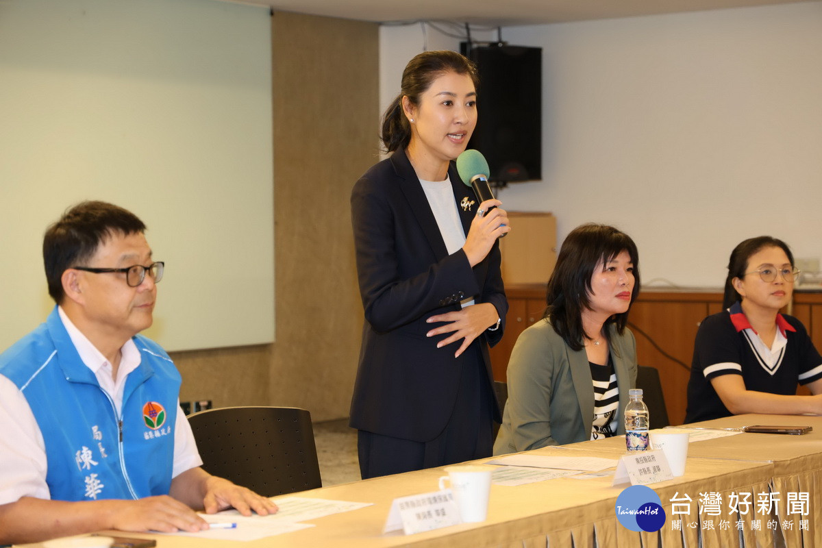 許縣長感謝苗栗縣長期協助處理垃圾。(縣府提供)
