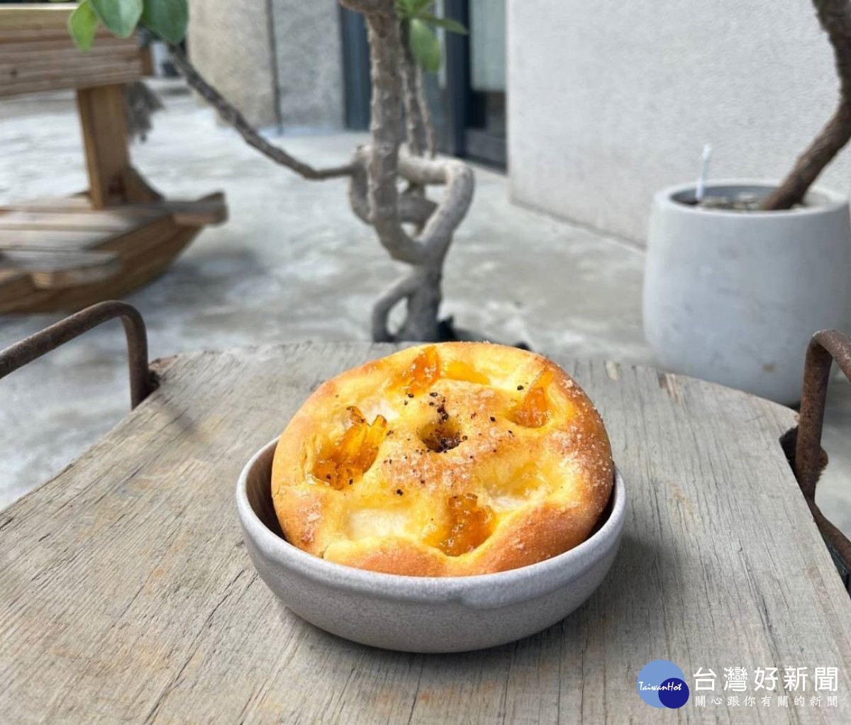 「純粹南庄橙」果醬搭配鬆軟的布里歐,是為在品嘗時能每口都嘗到香甜滋味與柔軟口感的最佳融合。(林業保育署新竹分署提供)