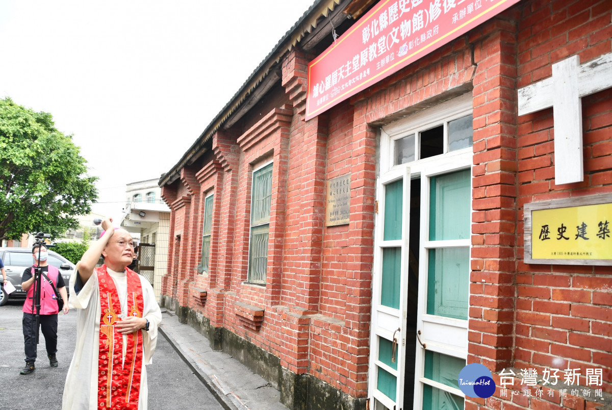 由蘇耀文主教進行灑淨祈福。圖/記者鄧富珍攝