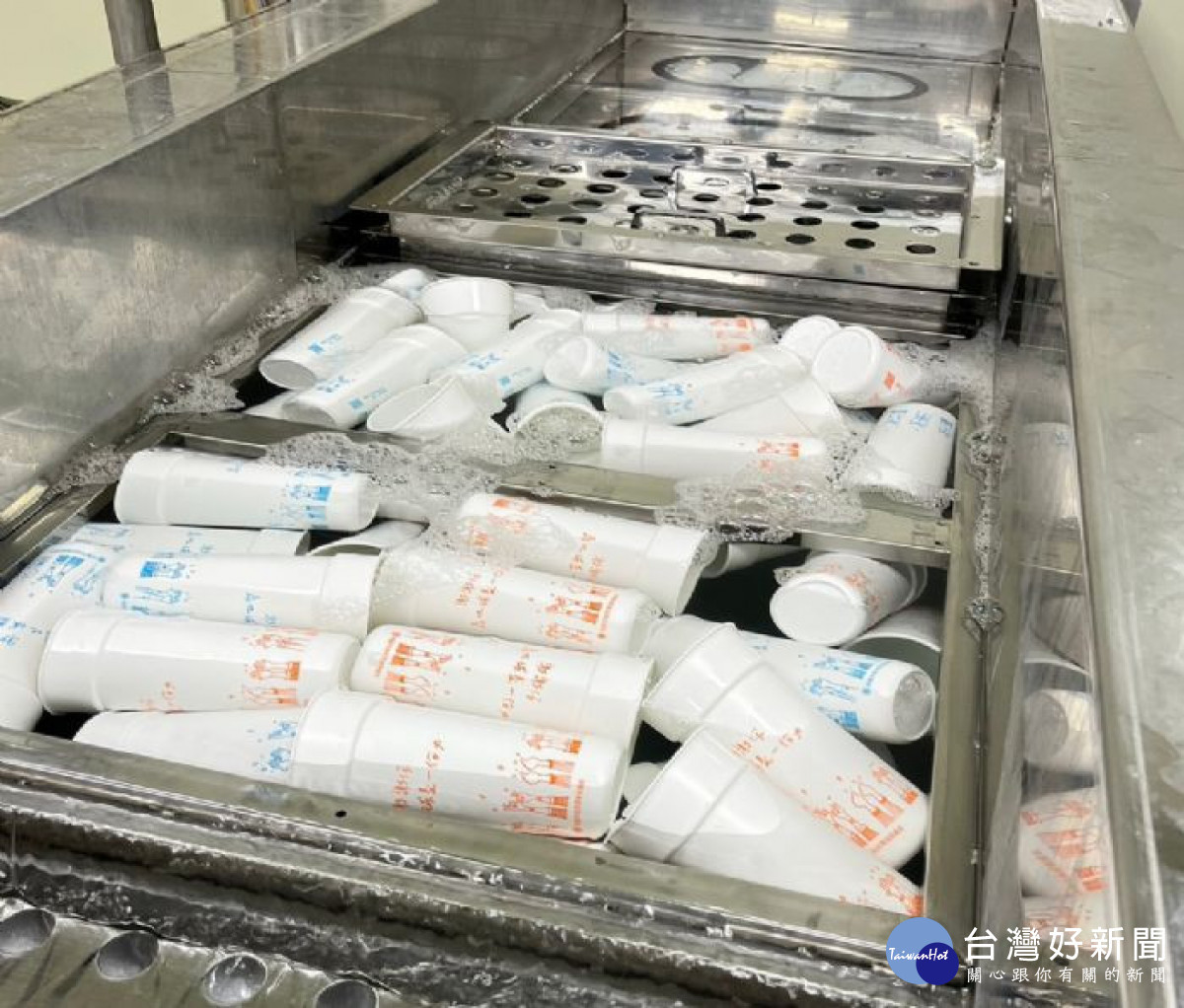 桃園棒球場首場賽事於4月26日展開,桃園市也號召場內攤商一同響應使用循環杯,取代一次性飲料杯。<br /><br /> <br /><br />