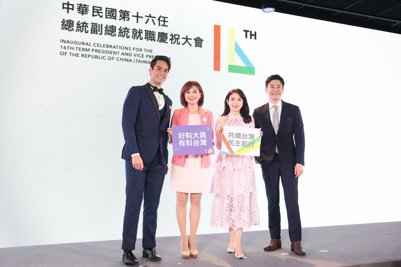 ５２０就職典禮將由TaiwanPlus英語主播劉傑中（右）、三立新聞台主播劉宸希（右2）扛起主持棒。國宴主持人則由2024賴清德競選總部發言人郭雅慧（左2）與巴西台裔男模戴凱文（左）擔綱。中央社