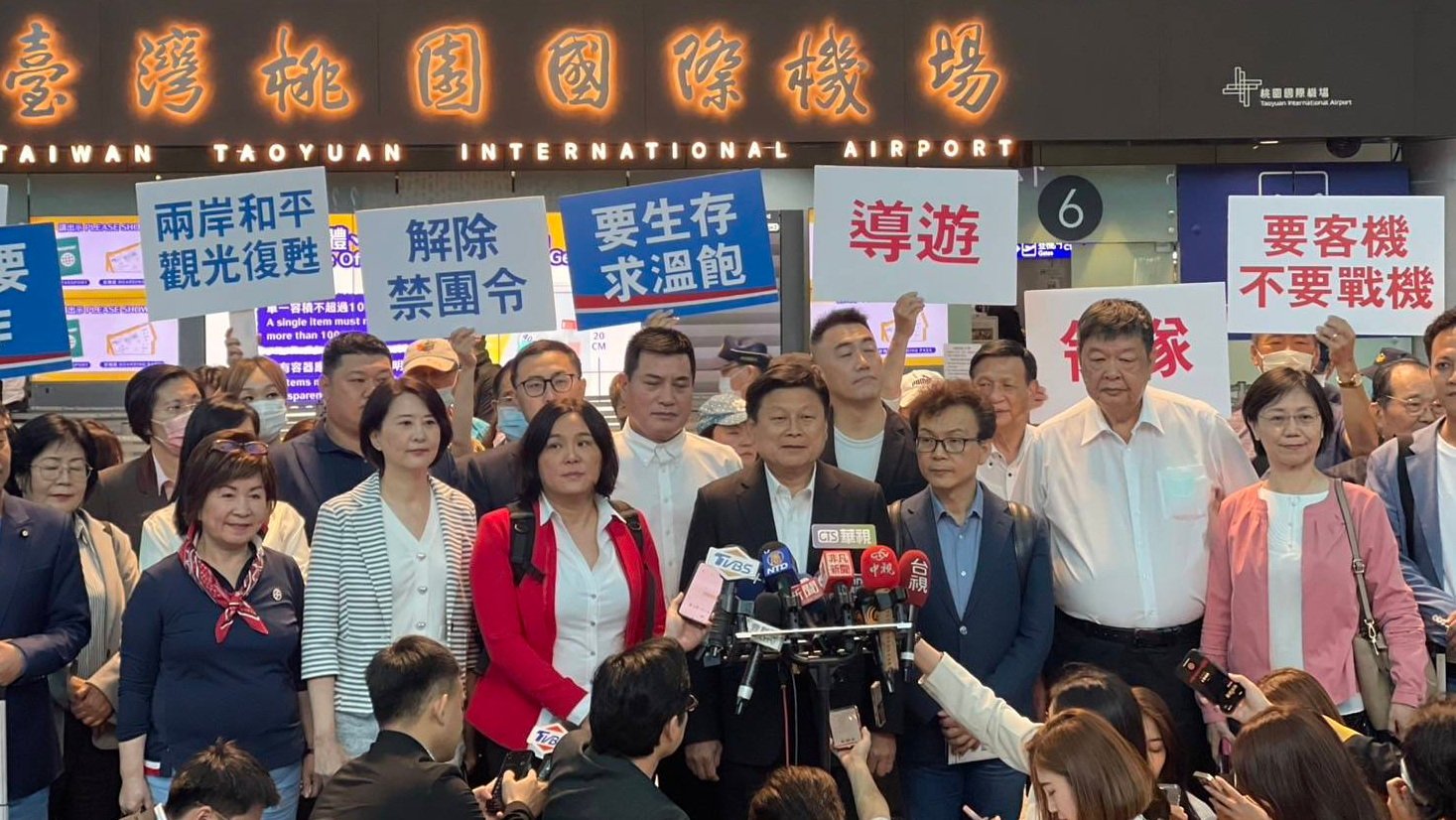 國民黨團總召傅崐萁率16藍委赴中訪問，強調「只要對人民對的事情會堅持到底，不會憂讒畏譏，更不會怕所有網軍側翼」。傅崐萁辦公室提供