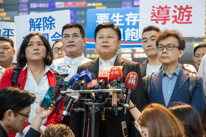 國民黨立法院黨團總召傅崐萁(前右2)26日率團訪問中國。中央社