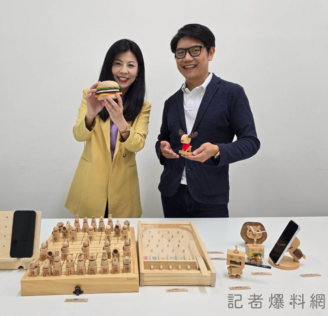 ▲中興大學森林系教授柳婉郁(圖左)認証之碳匯量商品、木匠兄妹工房總經理周信宏(圖右)
