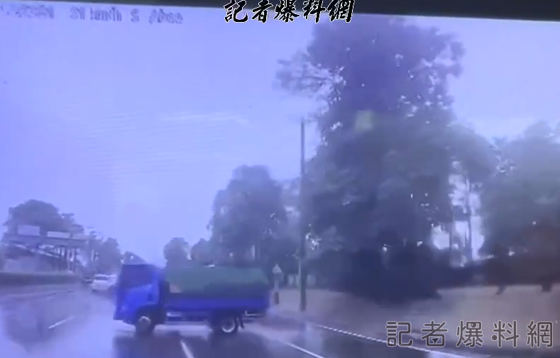 貨車 打滑 大雨 度