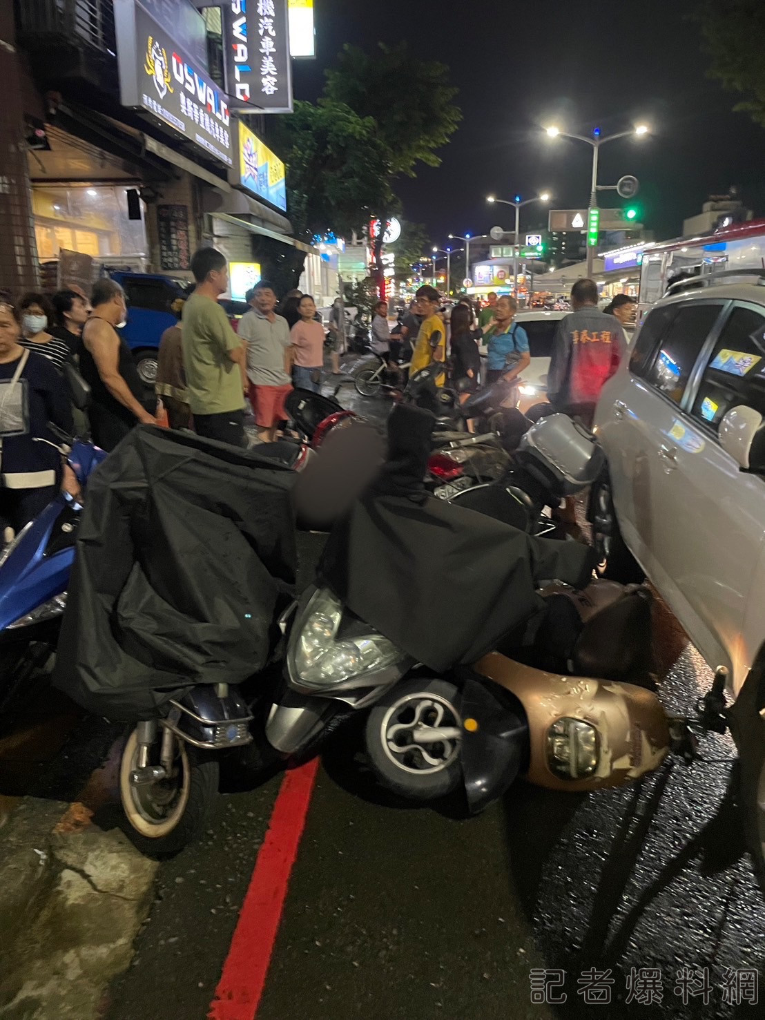 ▲路旁機車遭撞得東倒西歪。(圖/民眾提供)