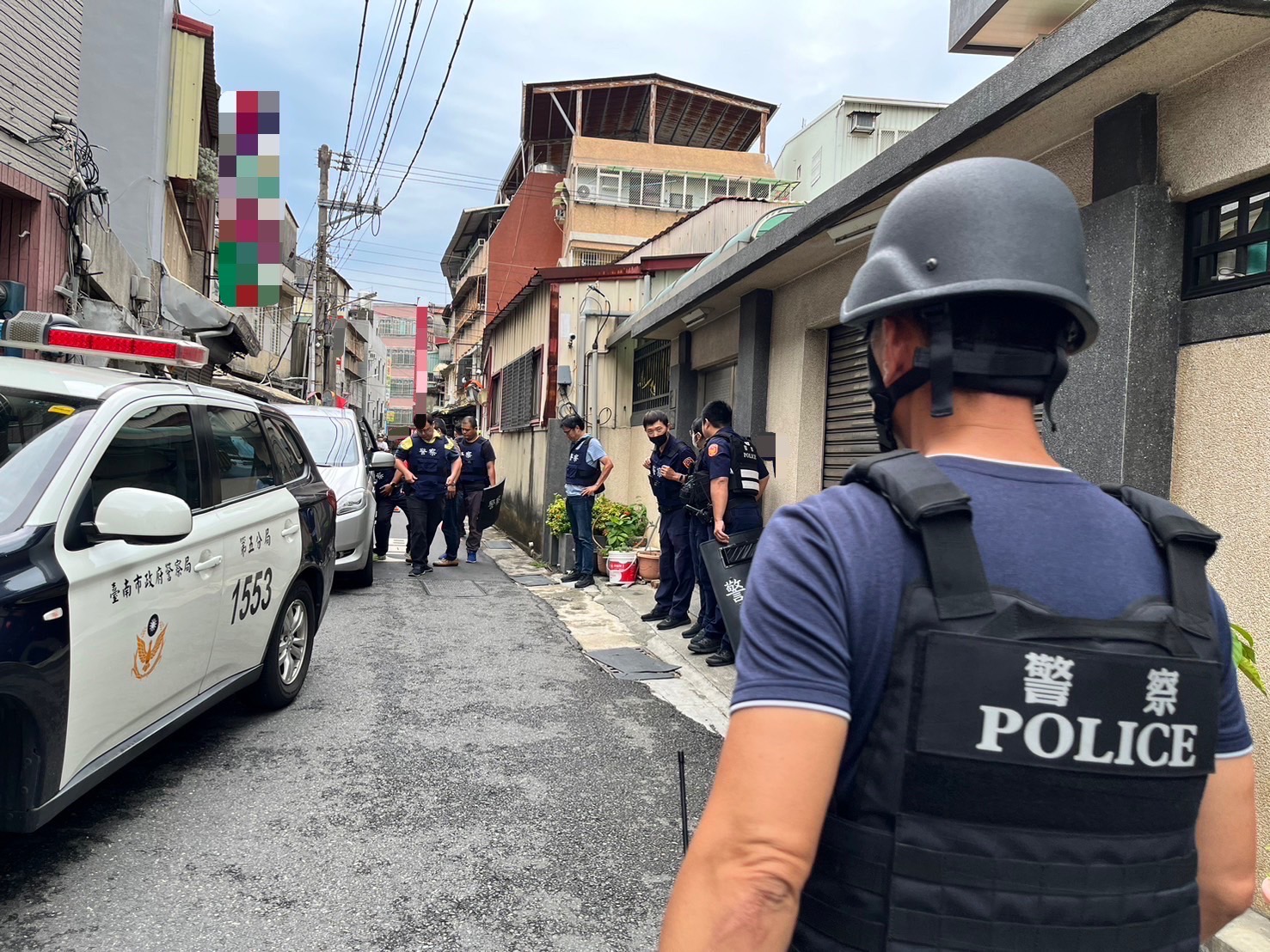 ▲南警5分局25日中午獲報一名男子持槍逛大街,隨即調派警力攻堅。(圖/記者陳彥霖翻攝)