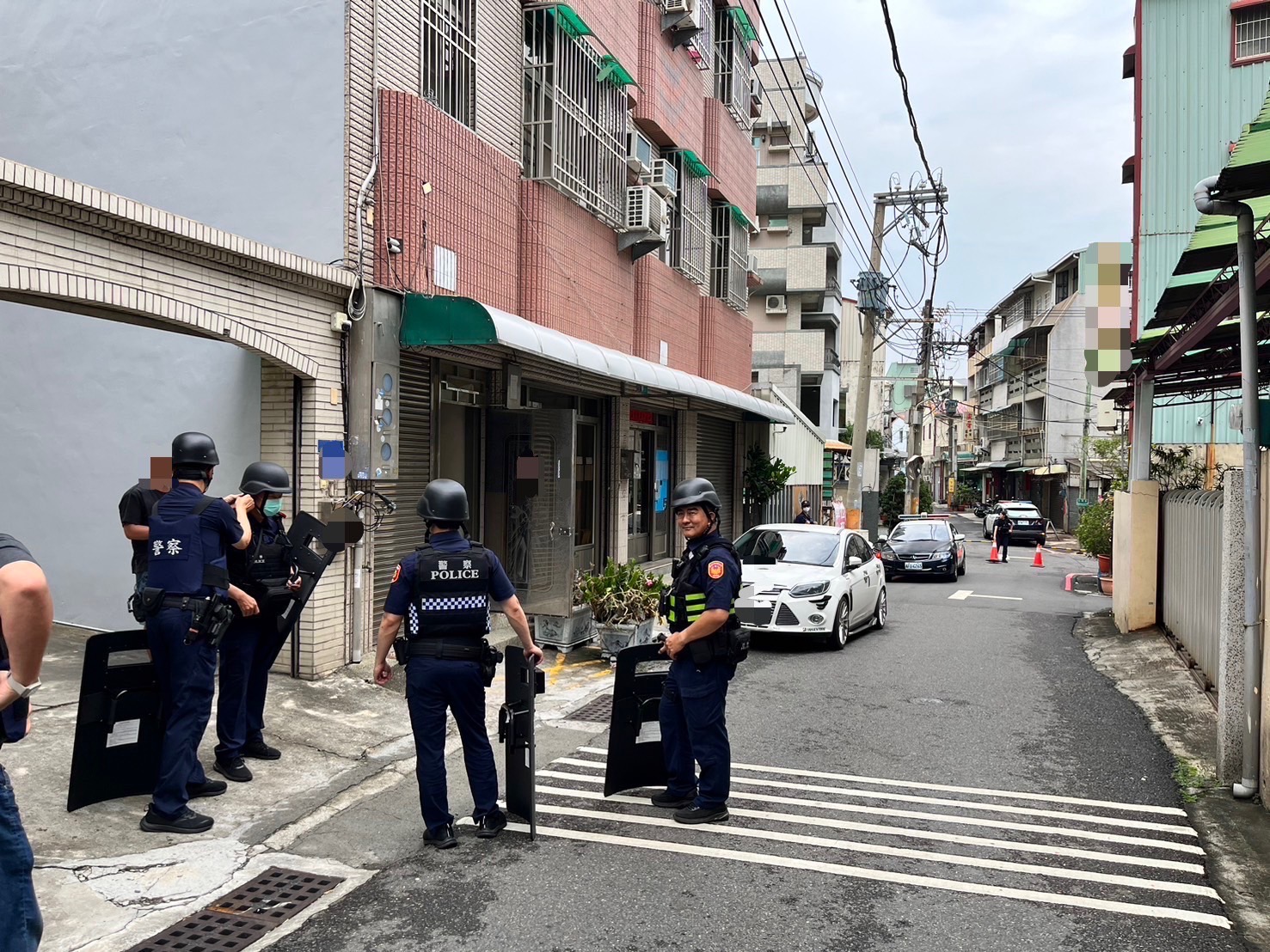 ▲南警5分局25日中午獲報一名男子持槍逛大街，隨即調派警力攻堅。（圖／記者陳彥霖翻攝）