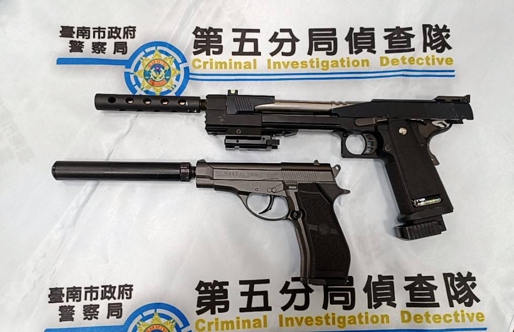 ▲現場查扣1把短槍經初步鑑識具有殺傷力，案依涉嫌槍砲彈藥刀械管制條例及妨害秩序等罪嫌，移請台南地檢署偵辦。（圖／記者陳彥霖翻攝）