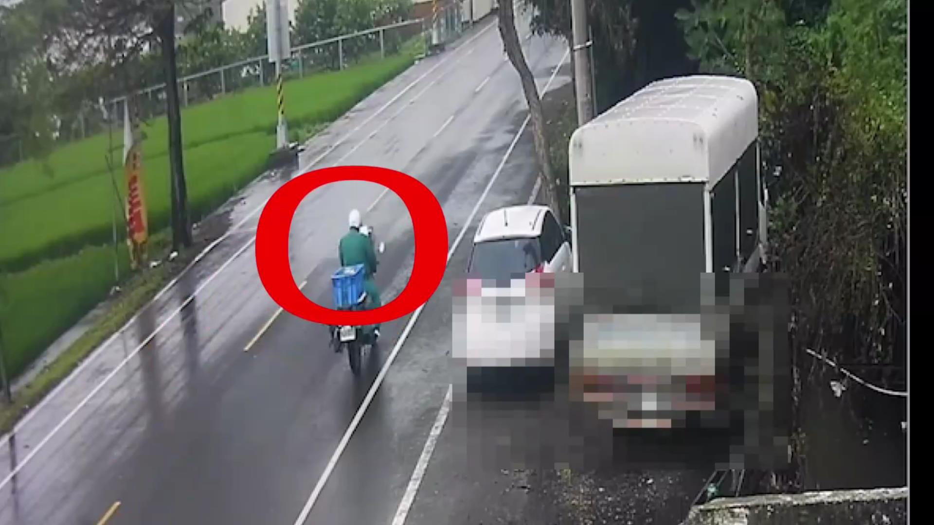▲芬園郵局孫姓郵差冒雨送信,騎機車行經芬園鄉彰南路時,被1棵應聲倒塌的黃花風鈴木當場砸中,人車倒地事故現場有大片血跡,經送醫搶救仍不治。(民眾提供)