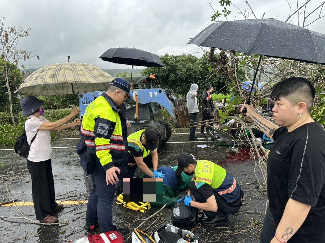 ▲芬園郵局孫姓郵差冒雨送信，騎機車行經芬園鄉彰南路時，被1棵應聲倒塌的黃花風鈴木當場砸中，人車倒地事故現場有大片血跡，經送醫搶救仍不治。（民眾提供）