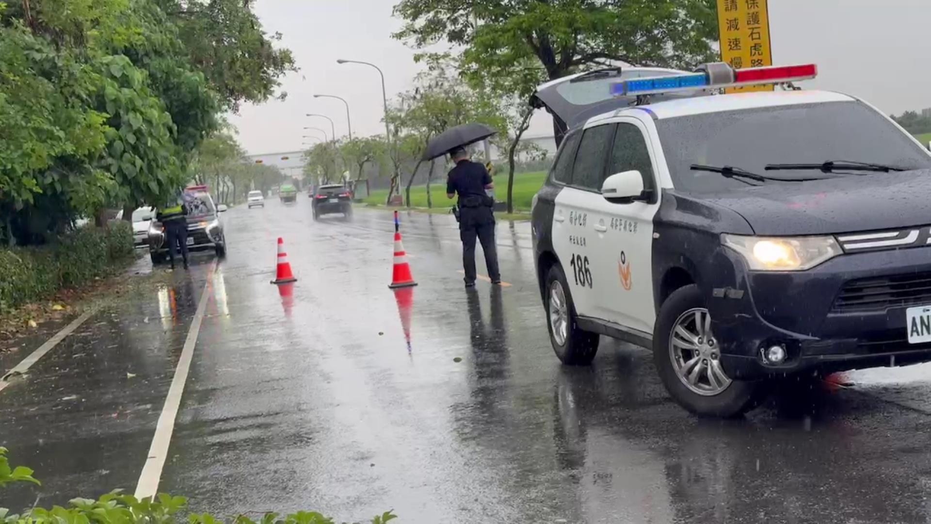 ▲芬園郵局孫姓郵差冒雨送信，騎機車行經芬園鄉彰南路時，被1棵應聲倒塌的黃花風鈴木當場砸中，人車倒地事故現場有大片血跡，經送醫搶救仍不治。（民眾提供）