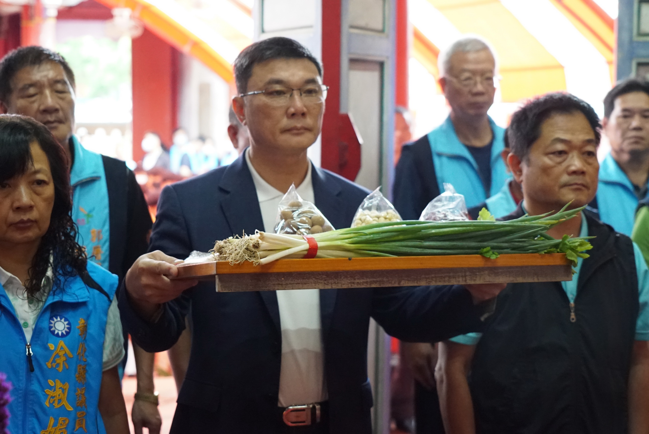 ▲鹿港鎮公所於文武廟舉行考生祈福活動,鎮長許志宏與多位校長、代表等為今年1101名應屆考生祈福,希望所有考生都能如願考上理想的學校。(記者張溎壕攝)
