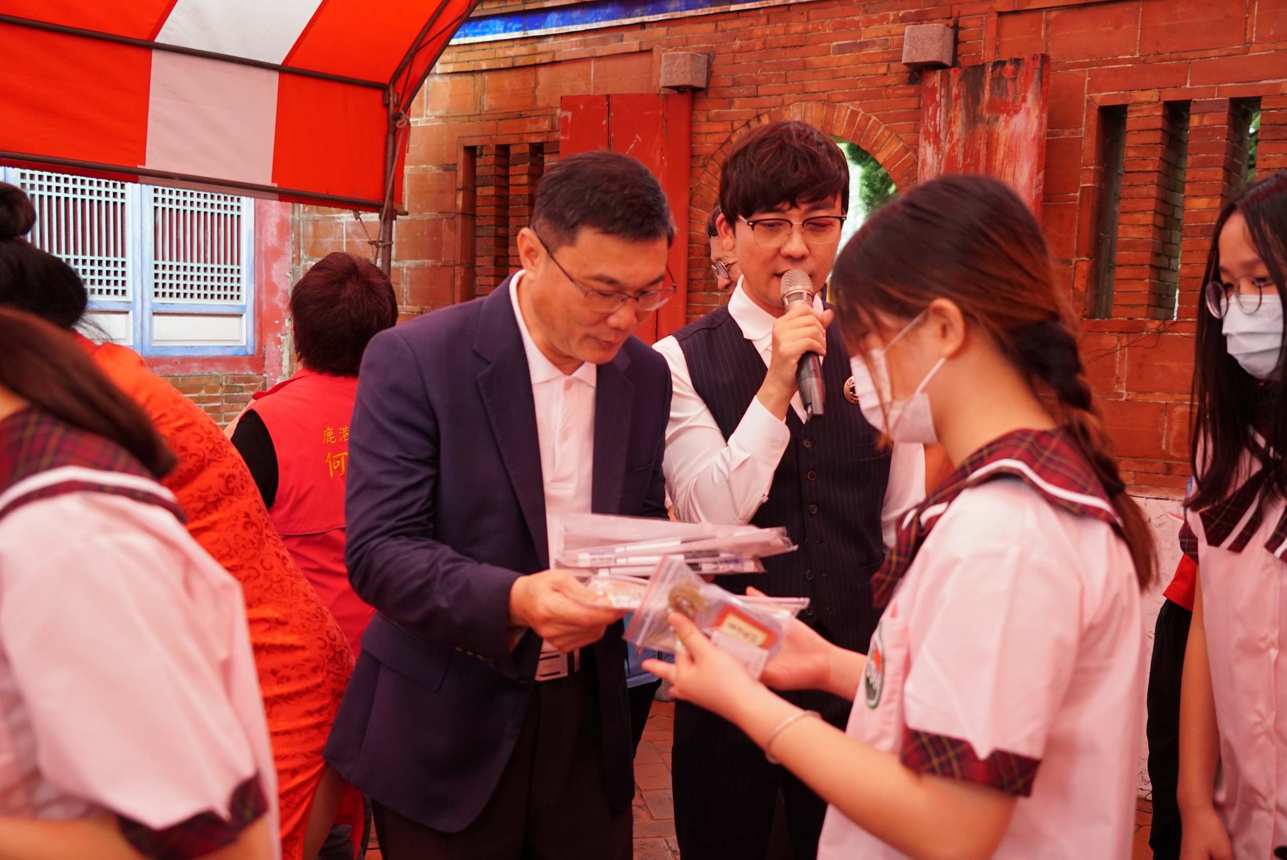 ▲鹿港鎮公所於文武廟舉行考生祈福活動，鎮長許志宏與多位校長、代表等為今年1101名應屆考生祈福，希望所有考生都能如願考上理想的學校。（記者張溎壕攝）