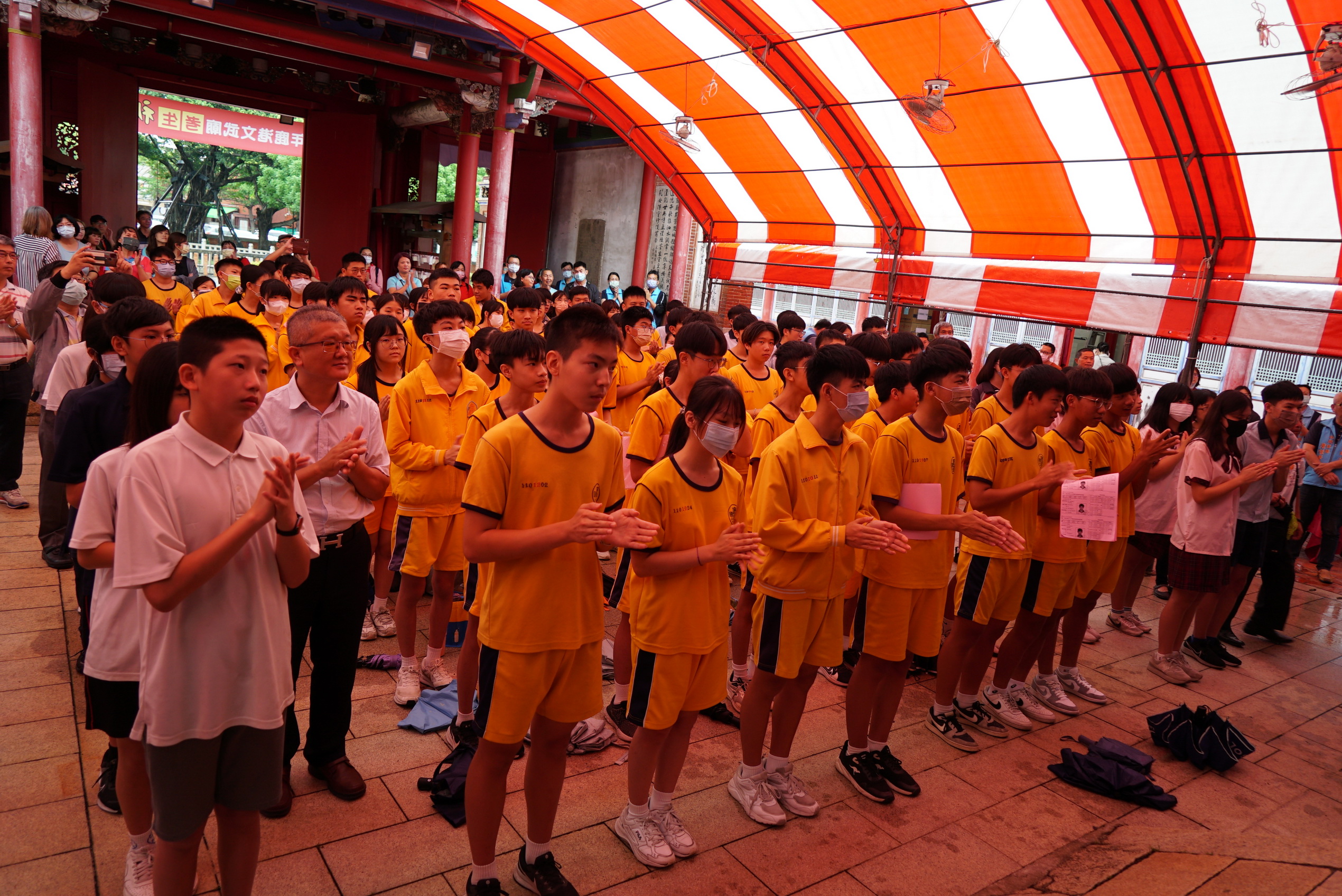 ▲鹿港鎮公所於文武廟舉行考生祈福活動，鎮長許志宏與多位校長、代表等為今年1101名應屆考生祈福，希望所有考生都能如願考上理想的學校。（記者張溎壕攝）